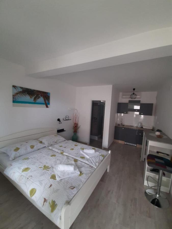 Apartments Mate Бол Екстериор снимка